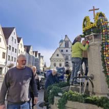 Aufbau Osterbrunnen 2025 @M. Höcht