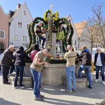 Aufbau Osterbrunnen 2025 @M. Höcht