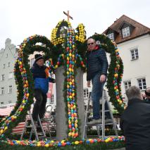Aufbau Osterbrunnen 2023   @B. Czichon