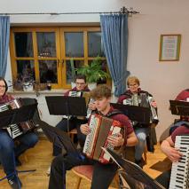 1. Mitgliederversammlung am 14.01.2025 in der Almhütte - Neujahrsanblasen mit dem Akkordeonorchester   @R. Hannes