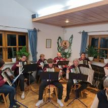1. Mitgliederversammlung am 14.01.2025 in der Almhütte - Neujahrsanblasen mit dem Akkordeonorchester   @R. Hannes