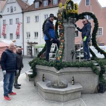 Aufbau Osterbrunnen 2023   @P. Ertl