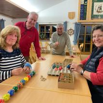 Anfädeln der Ostereier für den Osterbrunnen 2023   @P. Ertl